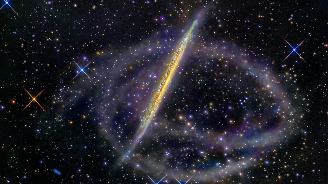 Sternströme wie hier in der Umgebung der Galaxie NGC 5907 entstehen, wenn Kugelsternhaufen auf ihren elliptischen Bahnen immer wieder die Scheibe ihrer Galaxie durchqueren
