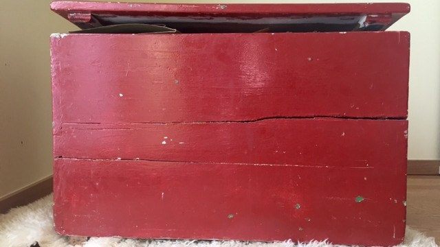 Eine rote Holzkiste, Deckel geschlossen