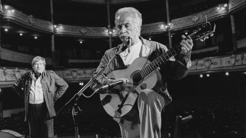 Der Chansonnier Georges Brassens im Mai 1981 vor einem Konzert in Montpellier