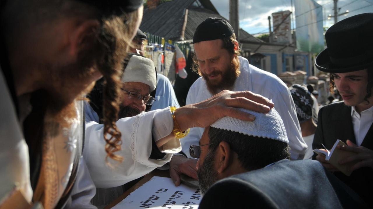 Chassidische Juden während eines Gebets. Sie feiern das Neujahrsfest in der ukrainischen Stadt Uman.