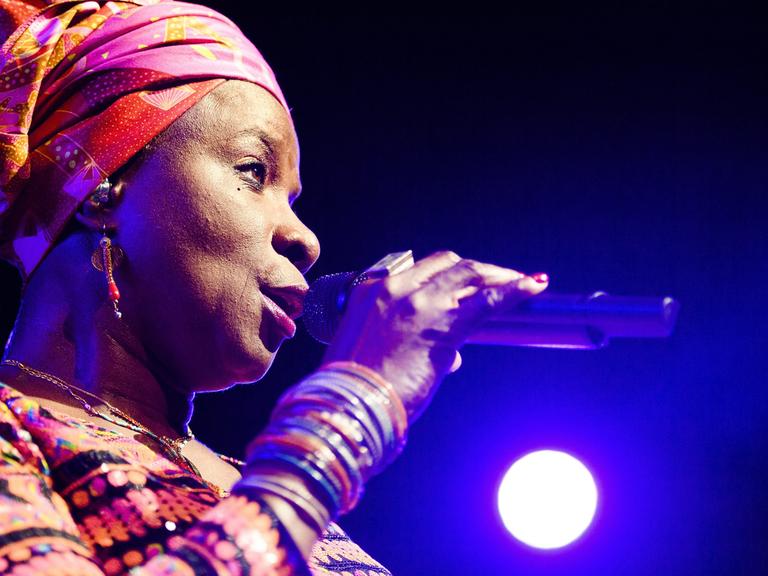Die in Benin geborene Sängerin/ Songwriterin Angelique Kidjo auf dem 50th Montreux Jazz Festival, Schweiz, 2016