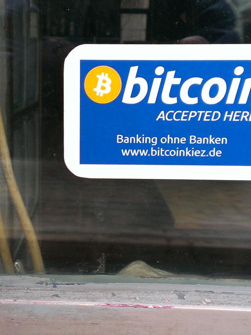 Bitcoins-Aufkleber auf einer Glasscheibe