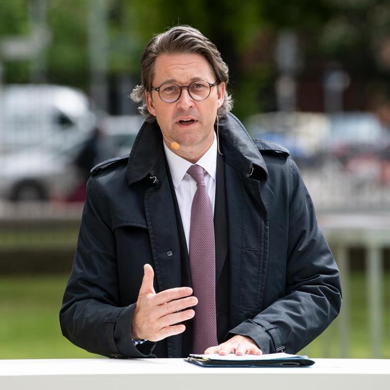 Andreas Scheuer (CSU), Bundesminister für Verkehr und digitale Infrastruktur, bei einer Pressekonferenz im Garten des Bundesverkehrsministeriums