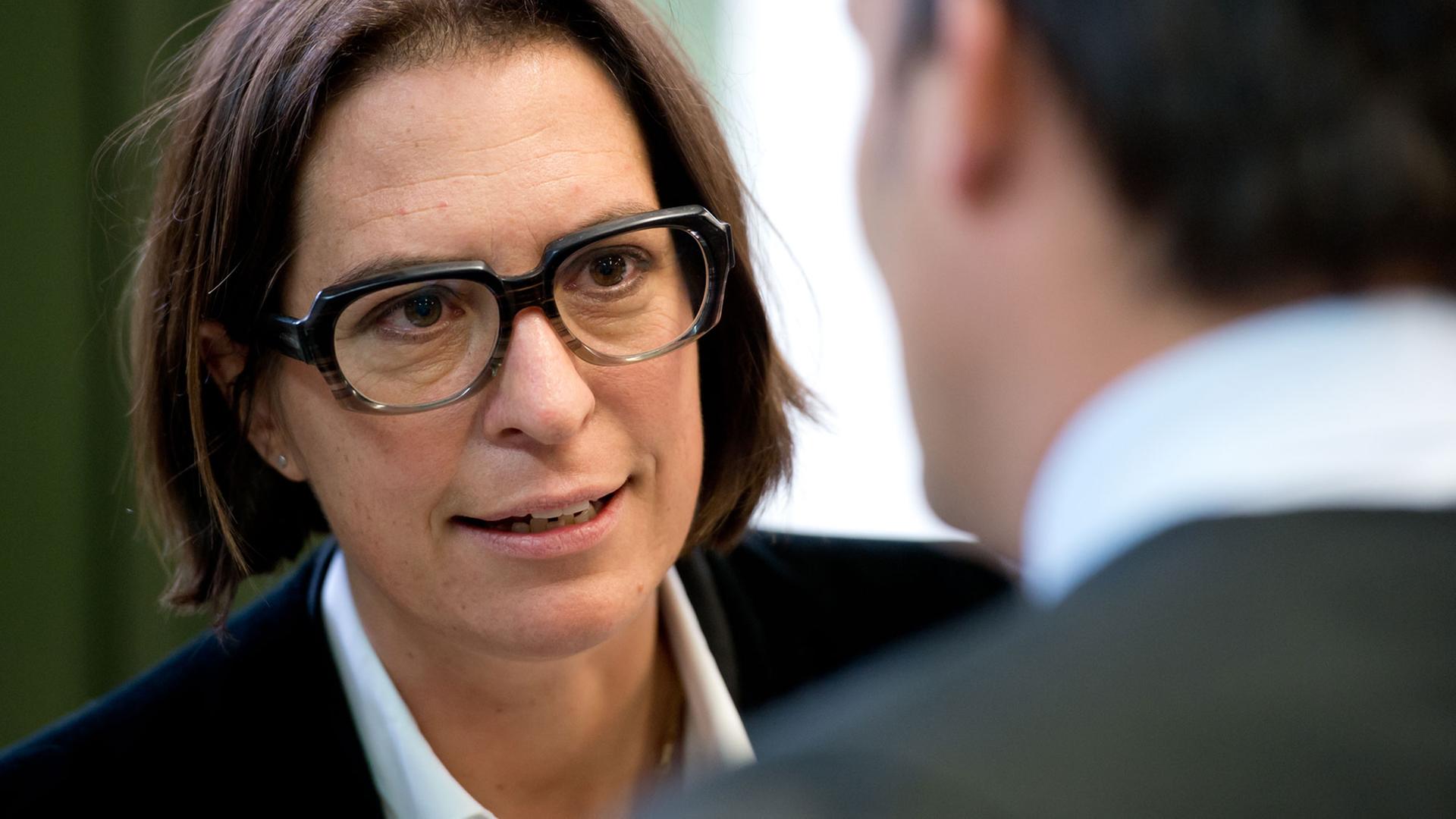 Die leitende Staatsanwältin im Prozess gegen Deutsche-Bank-Manager, Christiane Serini, unterhält sich am 27.10.2015 in München (Bayern) im Verhandlungssaal im Landgericht