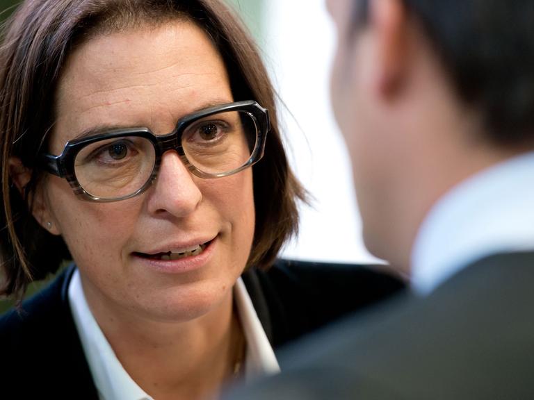 Die leitende Staatsanwältin im Prozess gegen Deutsche-Bank-Manager, Christiane Serini, unterhält sich am 27.10.2015 in München (Bayern) im Verhandlungssaal im Landgericht