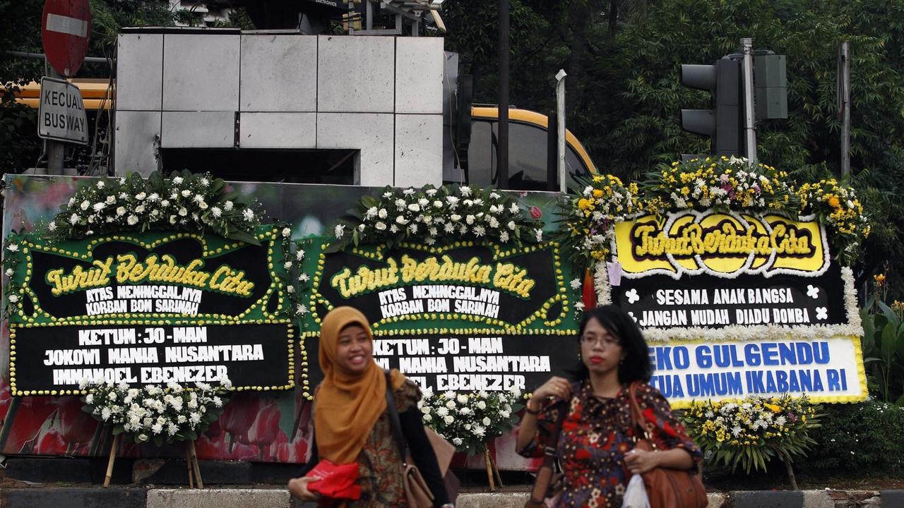 Blumengestecke zum Gedenken an den Anschlag in Jakarta.
