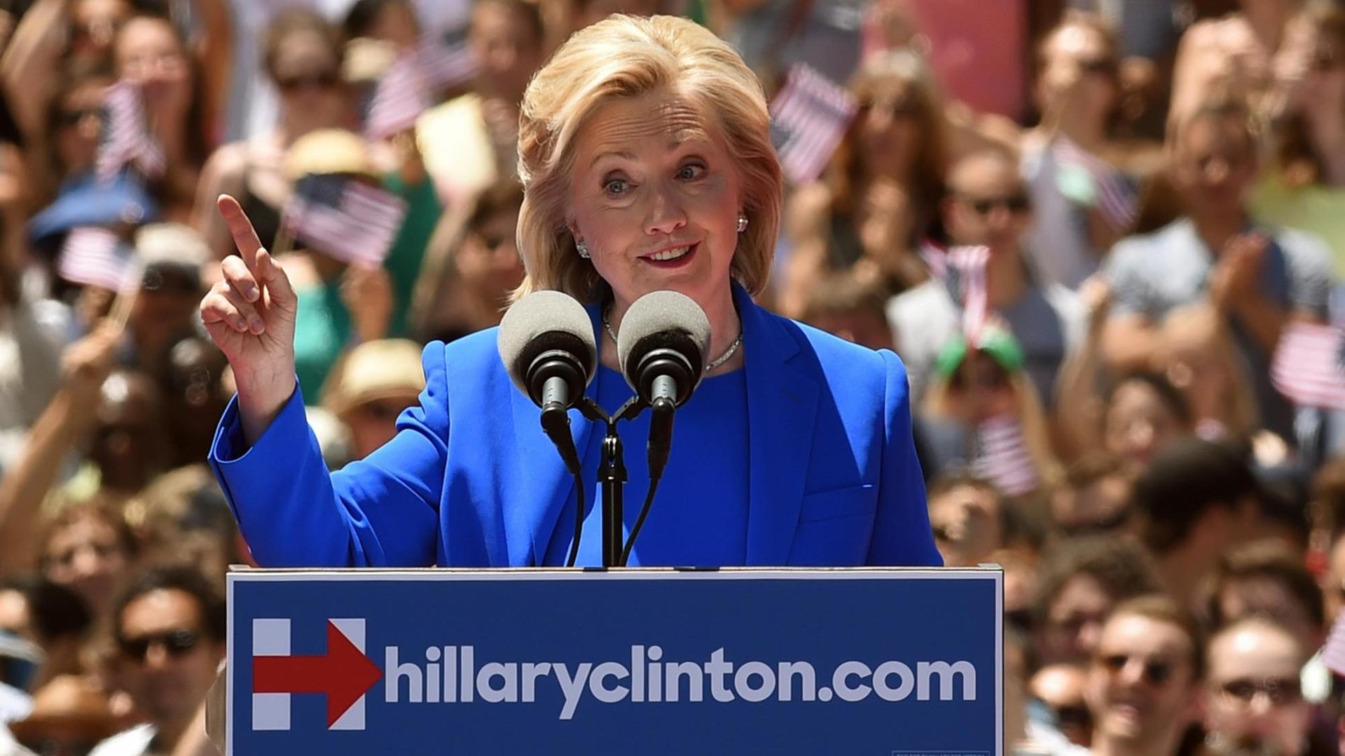 Die US-Präsidentschaftskandidatin Hillary Clinton während ihrer ersten großen Wahlkampfrede auf Roosevelt Island in New York