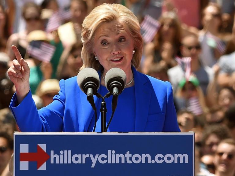 Die US-Präsidentschaftskandidatin Hillary Clinton während ihrer ersten großen Wahlkampfrede auf Roosevelt Island in New York