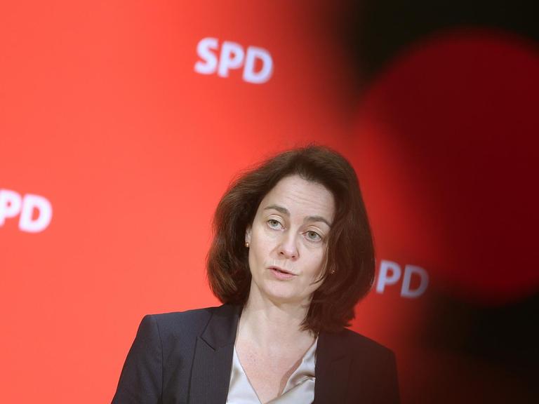 Die SPD-Generalsekretärin Katarina Barley beantwortet am 01.02.2016 im Willy-Brandt-Haus in Berlin Fragen von Journalisten.