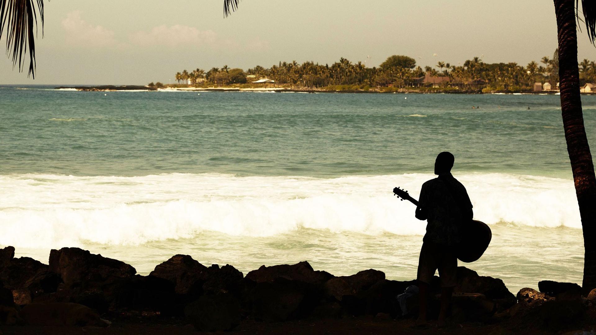 Ein Mann mit Gitarre auf Hawaii im Februar 2015