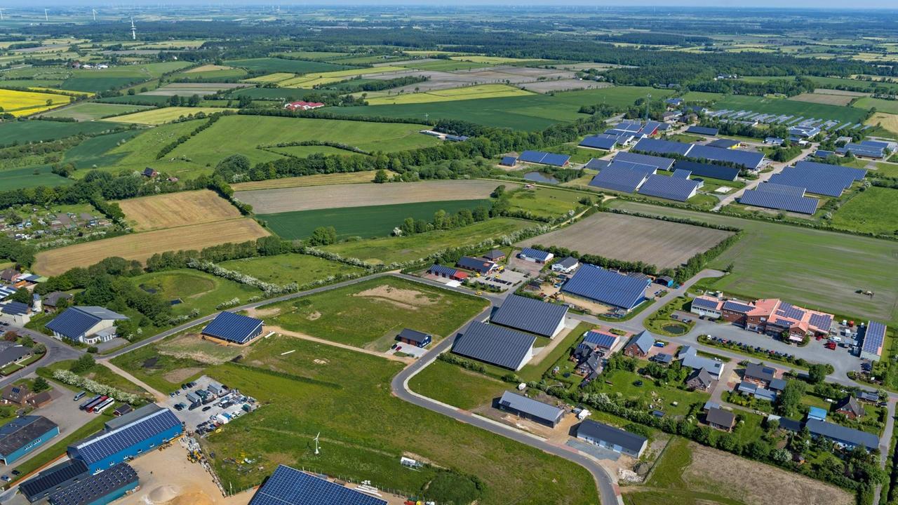 Luftaufnahme des Gewerbergebiets von Bredstedt in Nordfriesland.