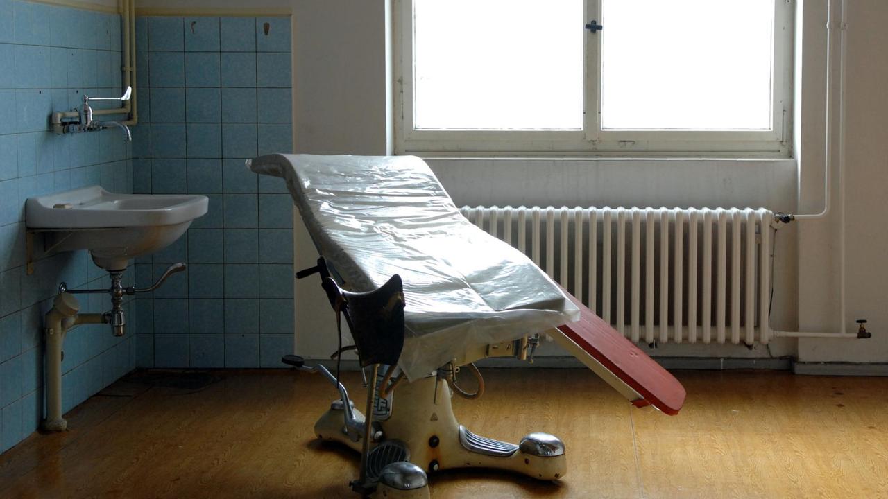 Ein Behandlungszimmer im Haftkrankenhaus der Stasi in Berlin Hohenschönhausen. Im Haftkrankenhaus wurden von 1959 bis 1989 insgesamt 2.694 Personen, also Häftlinge medizinisch versorgt, davon 377 mehrfach.