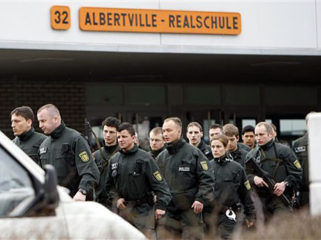 Polizisten verlassen das Gebäude der Albertville-Realschule in Winnenden bei Stuttgart.