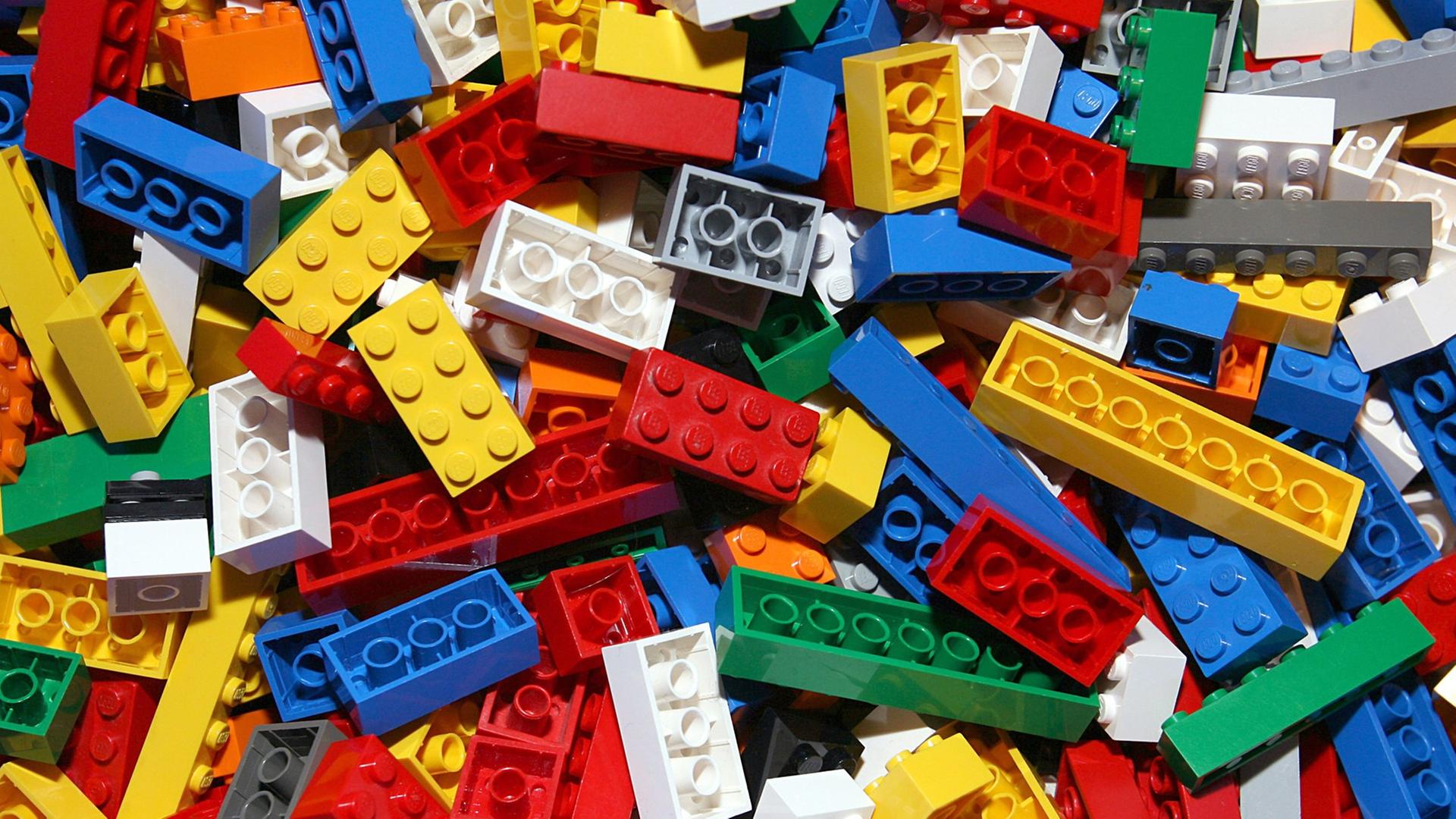 Zu sehen sind Lego-Steine in verschiedenen Farben. Zu sehen sind Lego-Steine in verschiedenen Farben.