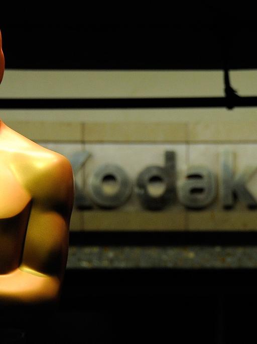 Eine Oscar-Statue steht vor dem Kodak Theatre in Hollywood.