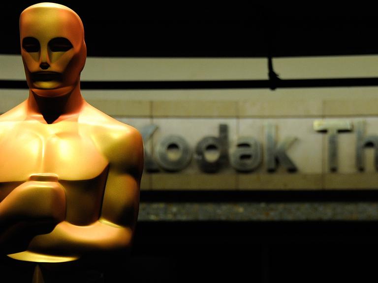 Eine Oscar-Statue steht vor dem Kodak Theatre in Hollywood.