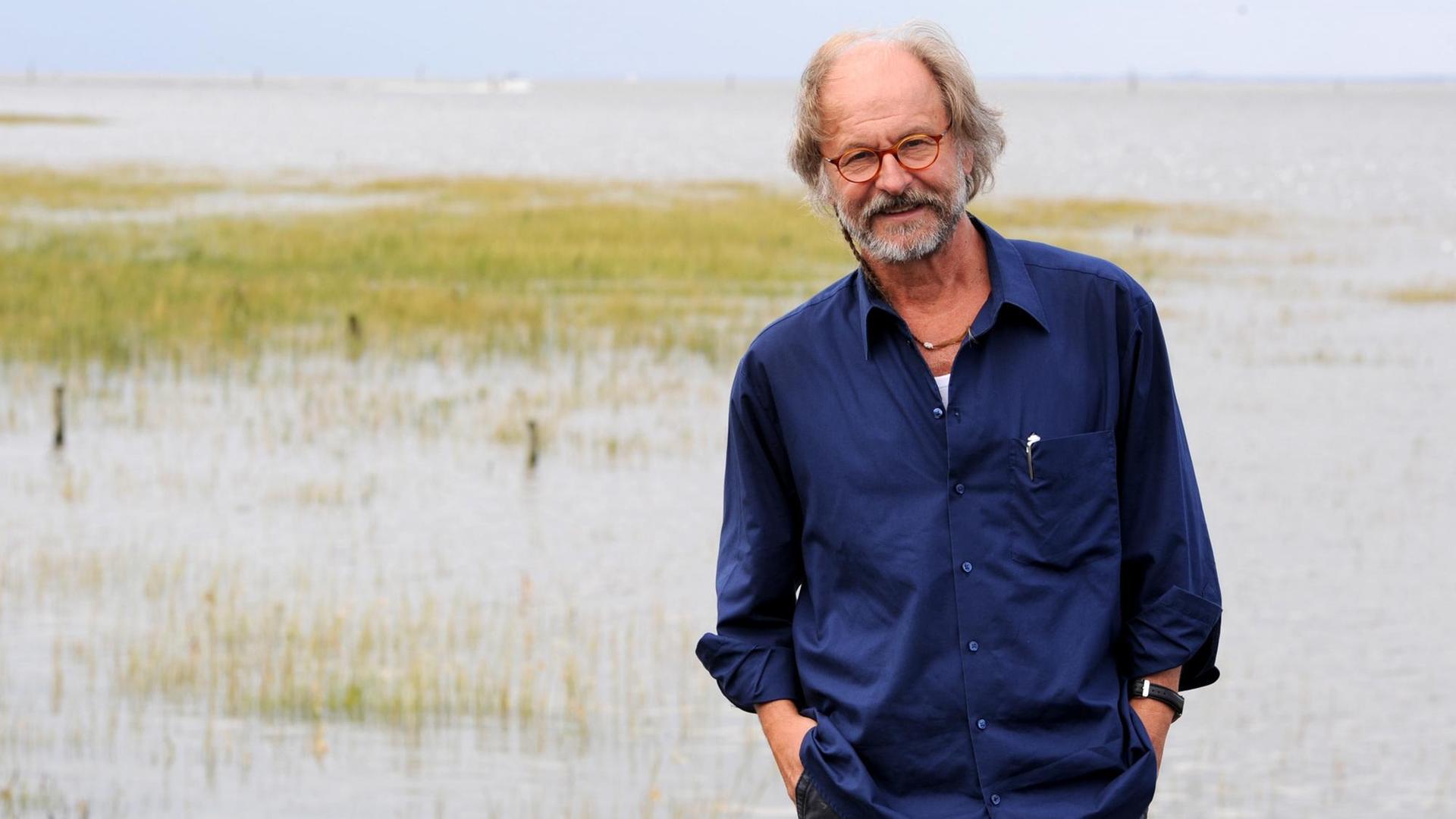 Das Bild zeigt Klaus-Peter Wolf an der ostfriesischen Nordseeküste.