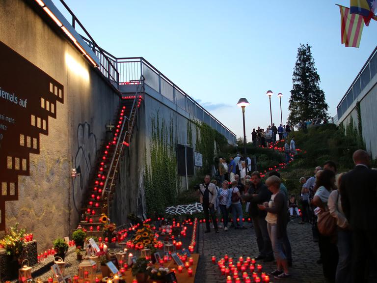 Betroffene und Angehörige erinnern in einer "Nacht der 1000 Lichter" in Duisburg an die Katastrophe bei der Loveparade 2010