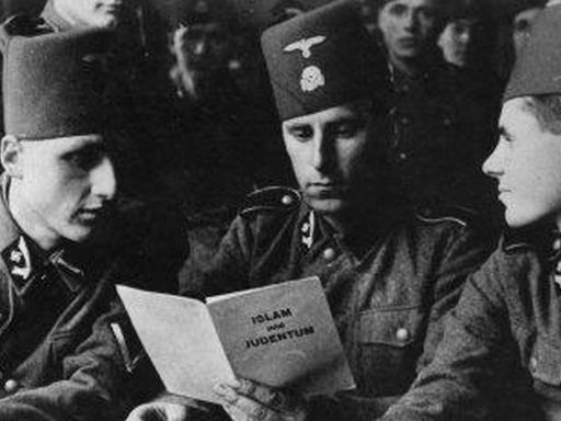 Muslimische Waffen SS Mitglieder lesen 1943 ein Heft namens 'Islam und Judentum'.
