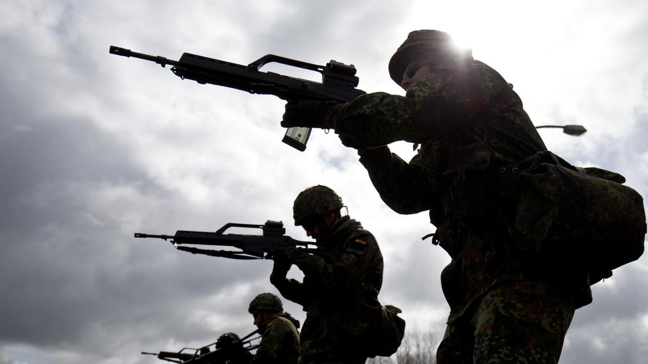 Soldaten der Bundeswehr üben im Spezialpionierbataillon 164 in Husum mit dem G36-Gewehr; Aufnahme vom April 2015