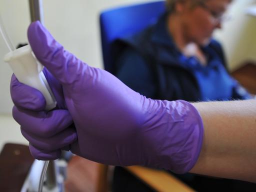 Eine Patientin bekommt eine Infusion.