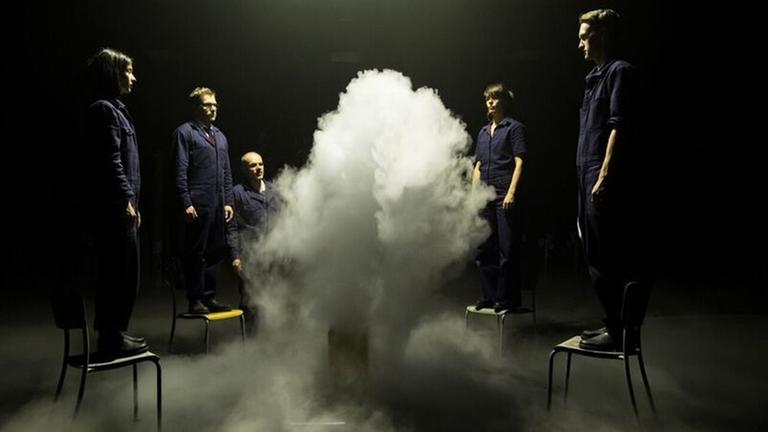 Schauspieler umkreisen auf der Bühne eine Nebelwolke: Das Theaterstück "Girl from the fog machine factory" von Thom Luz feiert auf dem Sommerfestival 2018 auf Kampnagel in Hamburg Premiere.