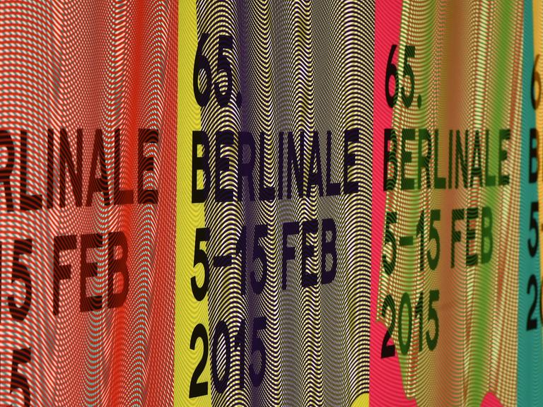 Der Schriftzug der 65. Internationalen Filmfestspiele ist in Berlin im Hotel Hyatt auf Plakaten zu sehen. Die Berlinale findet vom 05. bis zum 15.02. in Berlin statt.