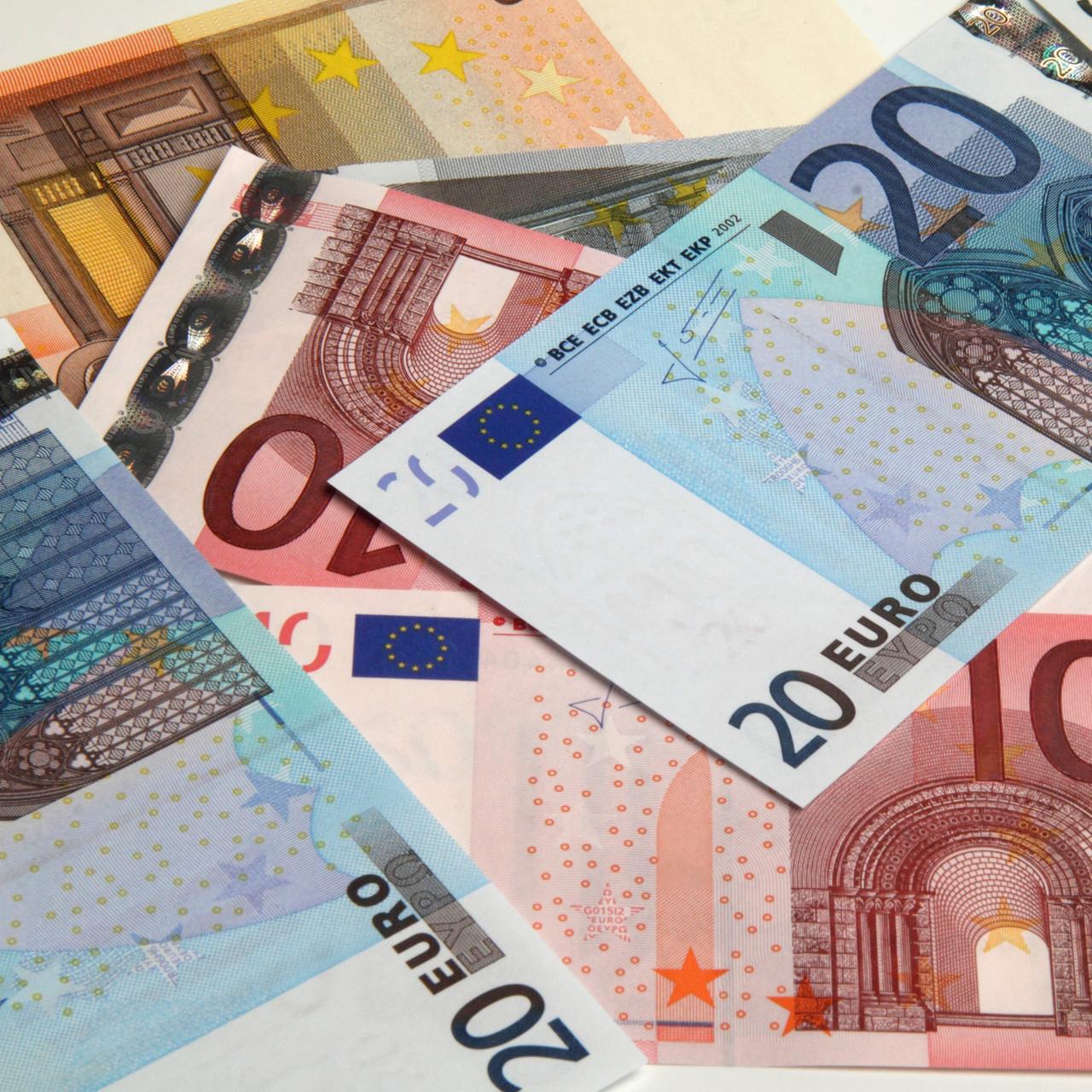 Mehrere Geldscheine im Wert von 5, 10, 20 und 50 Euro liegen durcheinander.