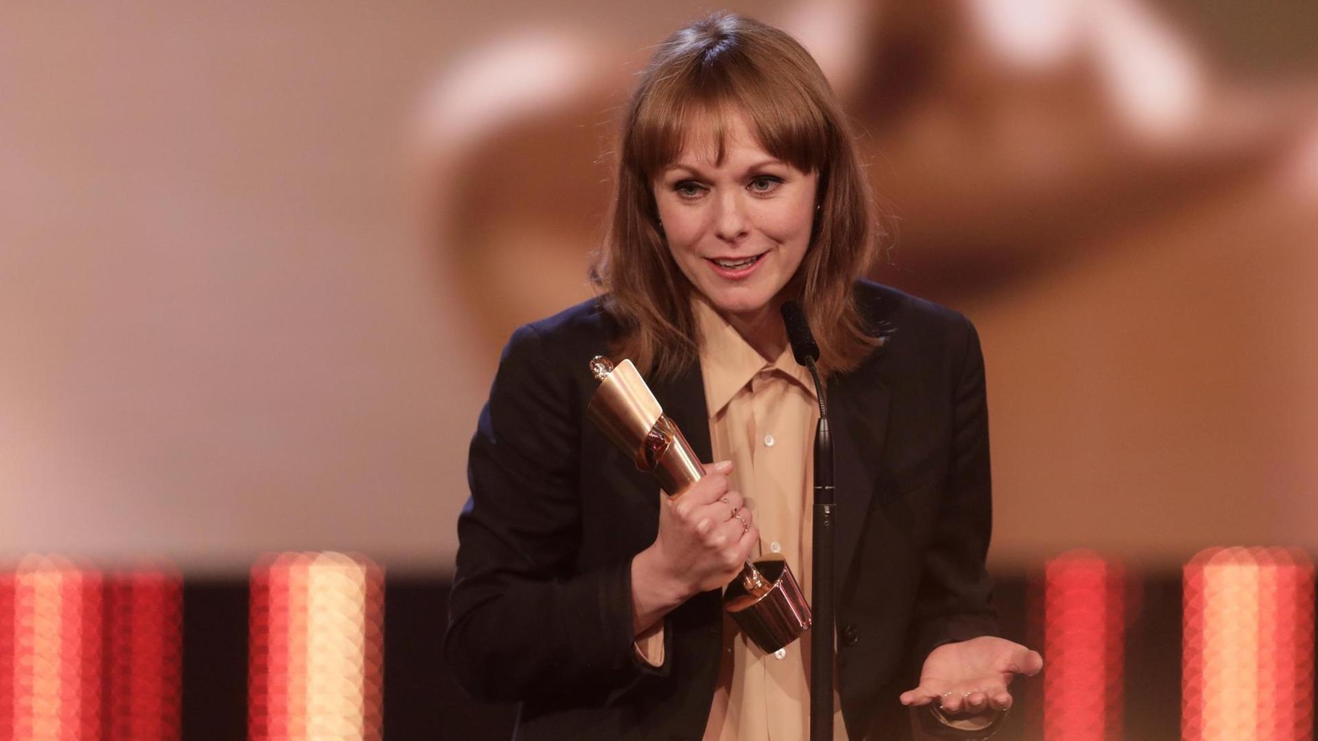 Maren Ade hält am 28.04.2017 in Berlin bei der Verleihung des 67. Deutschen Filmpreises "Lola" die Trophäe für das "Beste Drehbuch" (Toni Erdmann).