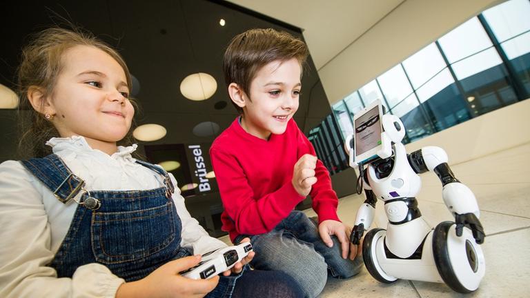 Isabella (4) und Julian (6) spielen am 24.01.2013 am Rande der Pressekonferenz zur Spielwarenmesse 2013 im Messezentrum Nürnberg (Bayern) mit dem Roboter "RoboMe", der in der Kategorie "Toy 3.0" für den "Toy Award" nominiert ist. 2.747 Aussteller werden a Isabella (4) und Julian (6) spielen am 24.01.2013 am Rande der Pressekonferenz zur Spielwarenmesse 2013 im Messezentrum Nürnberg (Bayern) mit dem Roboter "RoboMe", der in der Kategorie "Toy 3.0" für den "Toy Award" nominiert ist. 2.747 Aussteller werden a