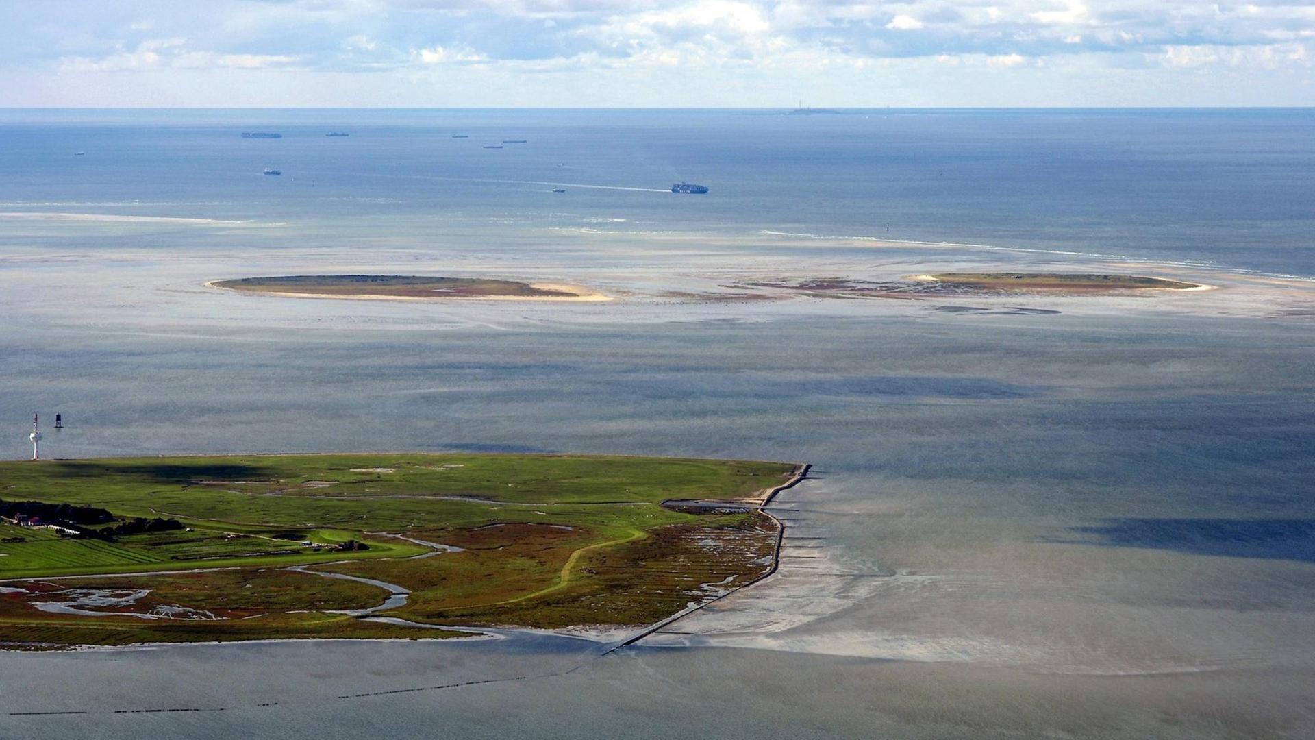 Die Insel Neuwerk mit den Inseln Scharhörn und Nigehörn im Hintergund (Im Nationalpark Hamburgisches Wattenmeer)