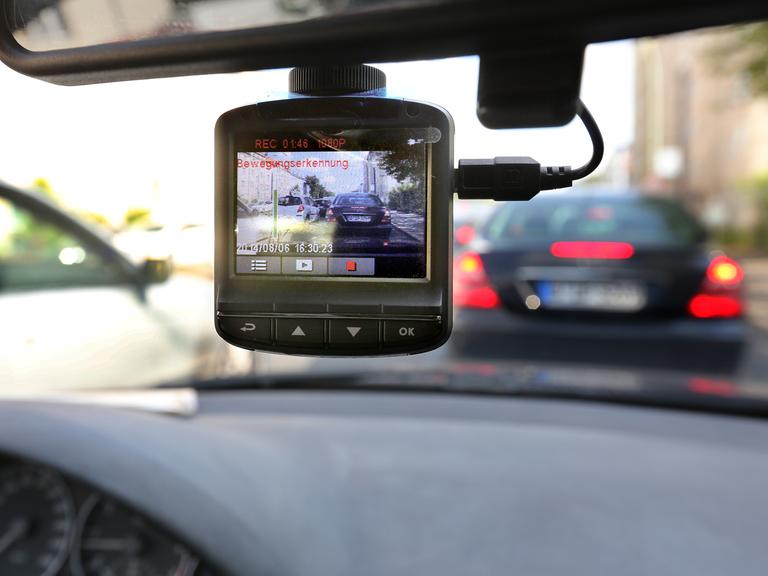 Eine sogenannte Dashcam, befestigt an der Windschutzschreibe, filmt am 06.08.2014 Straßenverkehr in Berlin aus einem Auto.