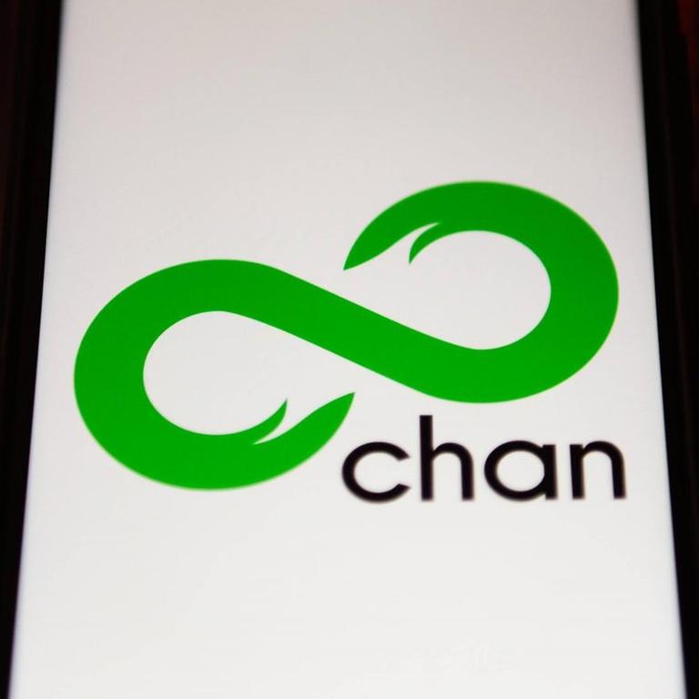 Das Logo des Imageboards 8chan auf einem Mobiltelefon