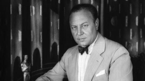 Mai 1929, USA, Los Angeles: Der deutsche Schauspieler Emil Jannings zeigt seine Trophäe, die erst später den Spitznamen "Oscar" erhielt. Jannings erhielt die allererste Auszeichnung als bester Schauspieler für die beiden in den USA gedrehten Stummfilme «Sein letzter Befehl» und «Der Weg allen Fleisches» - es ist bis heute der einzige Academy Award für einen deutschen Hauptdarsteller.