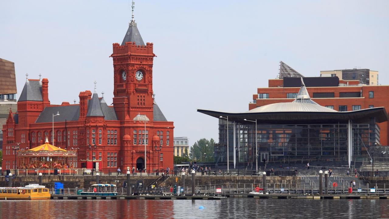 Das Pierhead-Gebäude (links) und der moderne Senedd am Hafen von Cardiff