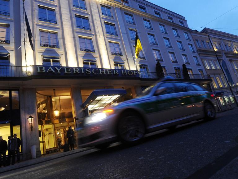 Ein Polizeifahrzeug fährt am 31.01.2014 in München (Bayern) vor Beginn der 50. Sicherheitskonferenz am Hotel Bayerischer Hof vorbei. Zu der Konferenz, die vom 31. Januar bis zum 2. Februar stattfindet, werden rund 20 Staats- und Regierungschefs sowie mindestens 50 Außen- und Verteidigungsminister erwartet.