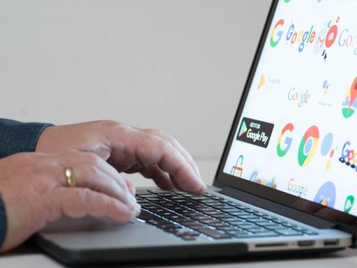 Ein Laptop mit Symbolen von Google-Diensten
