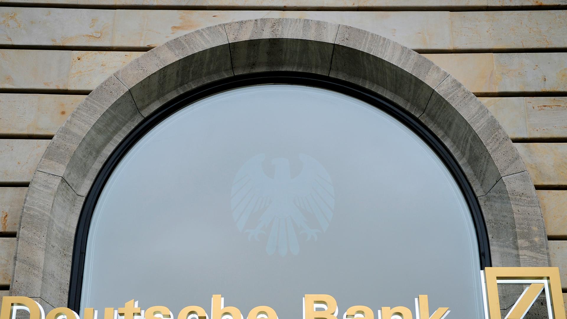 Eine Filiale der Deutschen Bank, aufgenommen am 04.12.2013 in Frankfurt am Main (Hessen).