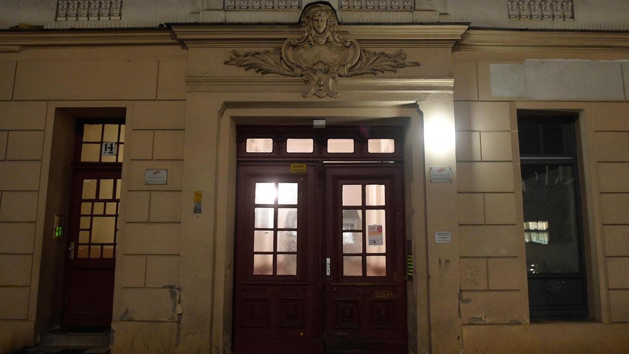 Der Hauseingang zu den Räumen des Moschee-Vereins "Fussilet 33" im Berliner Stadtteil Moabit.