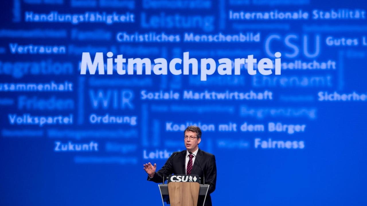 Der Vorsitzende der CSU-Grundsatzkommission, Markus Blume, steht hinter einem Rednerpult beim CSU-Parteitag in München