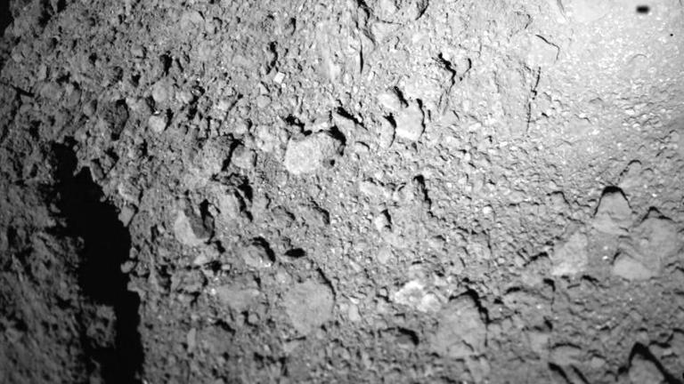 Zu sehen ist eine Aufnahme, die der deutsch-französische Lander "Mascot" von dem Asteroiden Ryugu gemacht hat.