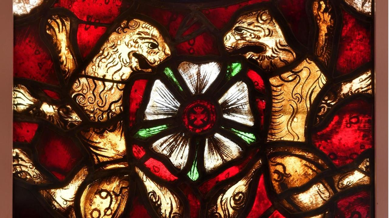 In der Kopie eines historischen Glasfensters des Augustinerklosters ist das Vorbild der Lutherrose zu sehen, die Martin Luther später zum Familienwappen wählte. 