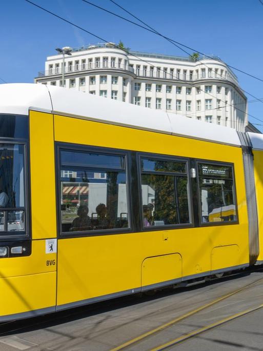 Eine Tram der Berliner Verkehrsbetriebe (BVG) im Bezirk Mitte.