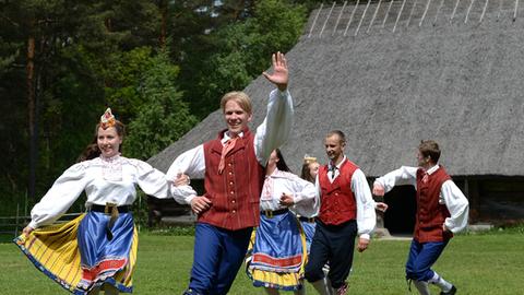 Traditionelle Tänzer in bunten Trachten in Estland