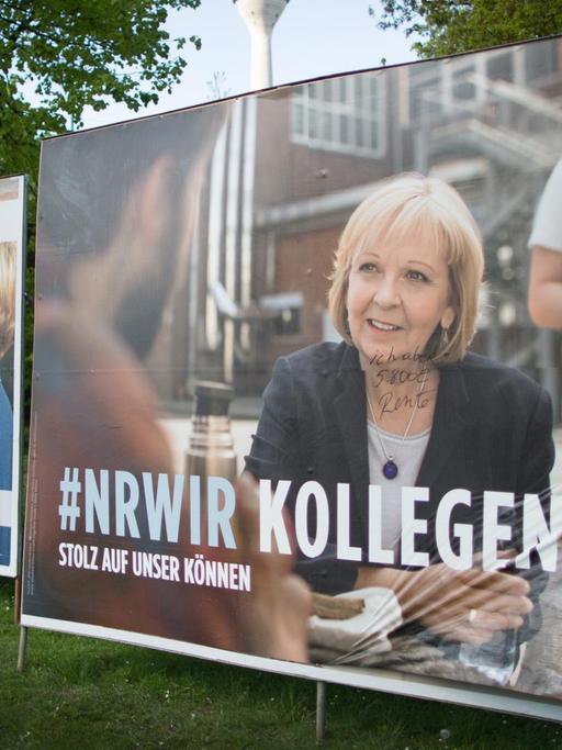 Wahlplakate der nordrhein-westfälischen Spitzenkandidaten in Düsseldorf. Links ein Plakat der CDU mit Laschet und rechts eines der SPD mit Kraft.