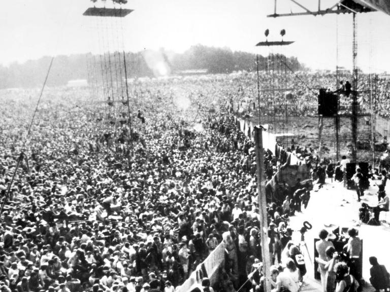 Eine Luftaufnahme zeigt das Gelände des Woodstock Festivals im August 1969.