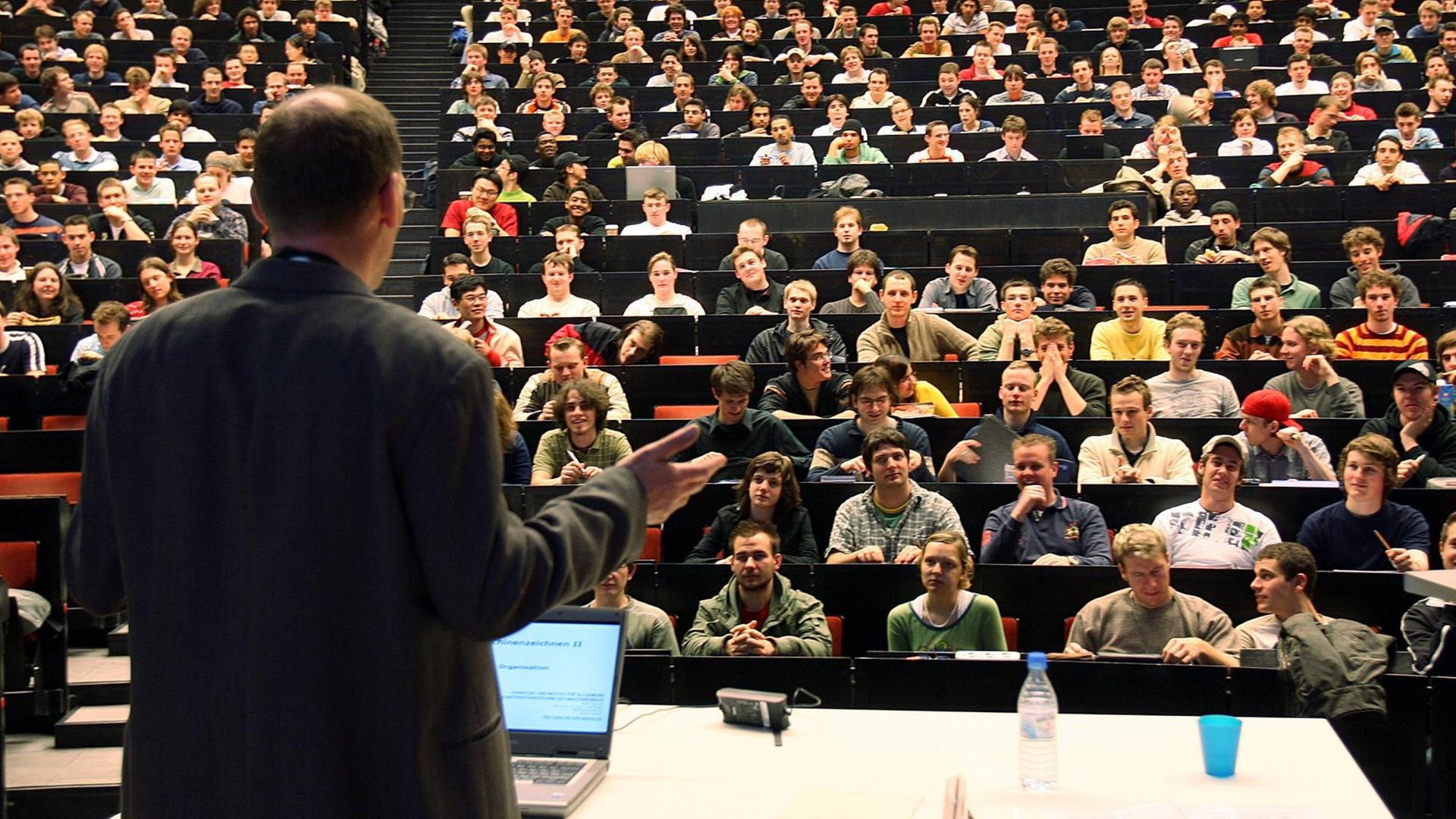 Ein Hörsaal der Rheinisch-Westfälischen Technischen Hochschule (RWTH) Aachen: Im Vordergrund der Dozent, dahinter die Studenten. Ein Hörsaal der Rheinisch-Westfälischen Technischen Hochschule (RWTH) Aachen: Im Vordergrund der Dozent, dahinter die Studenten.
