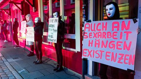Mehrere hundert Prostituierte und Bordellbetreiber fordern in Hamburg, dass sie ihr Gewerbe wieder aufnehmen dürfen.
