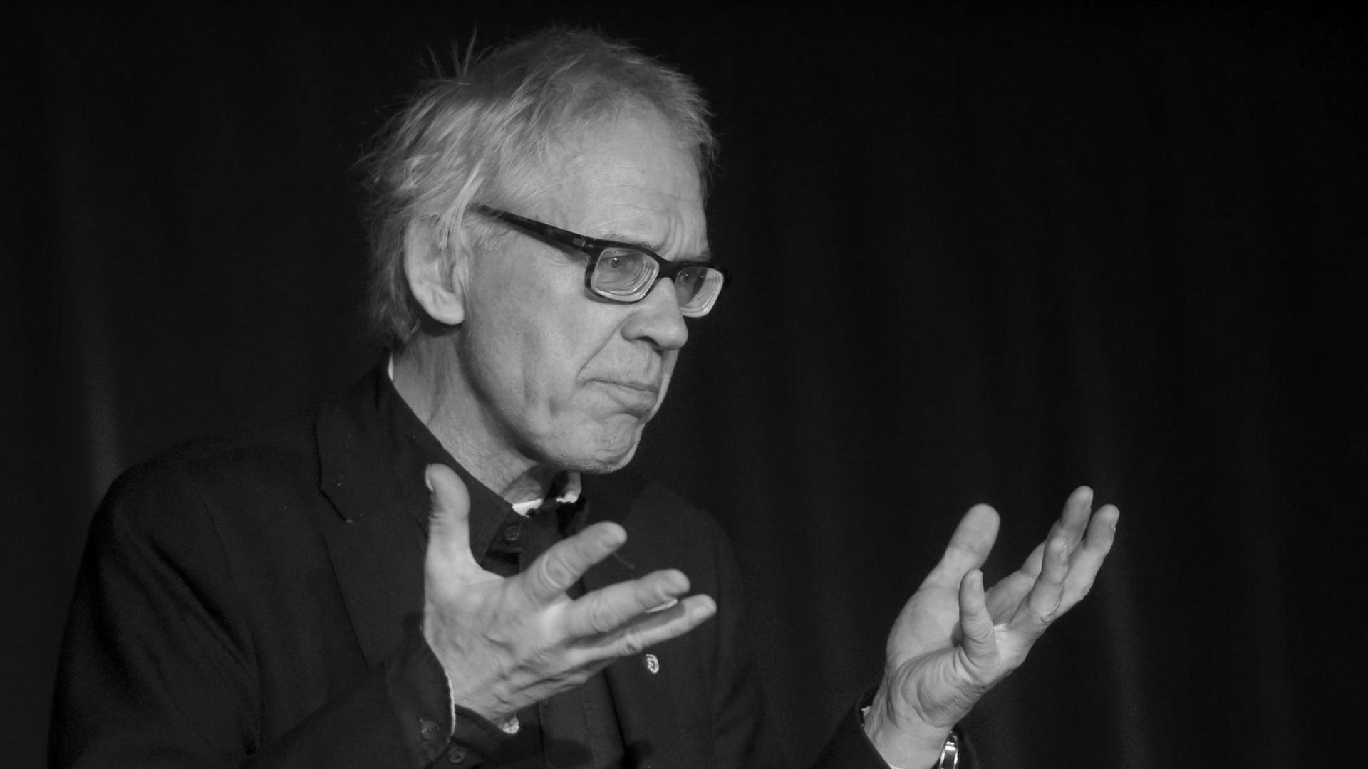 Der schwedische Künstler Lars Vilks, bekannt für seine Zeichnung des Propheten Mohammed, nahm am 14. April 2015 an einer Diskussion über Meinungsfreiheit in Helsinki, Finnland, teil. Der schwedische Künstler Lars Vilks, bekannt für seine Zeichnung des Propheten Mohammed, nahm am 14. April 2015 an einer Diskussion über Meinungsfreiheit in Helsinki, Finnland, teil.