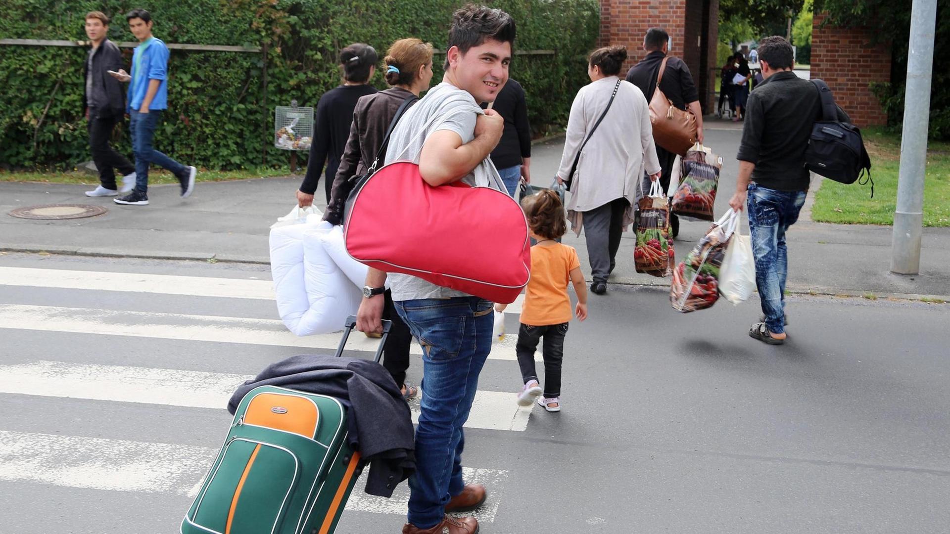 Eine irakische Familie kommt am 14.07.2015 im Grenzdurchgangslager Friedland (Niedersachsen) an.